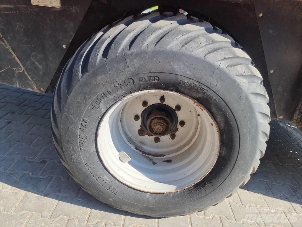 New Holland D 1210 Pressere til firkantede baller
