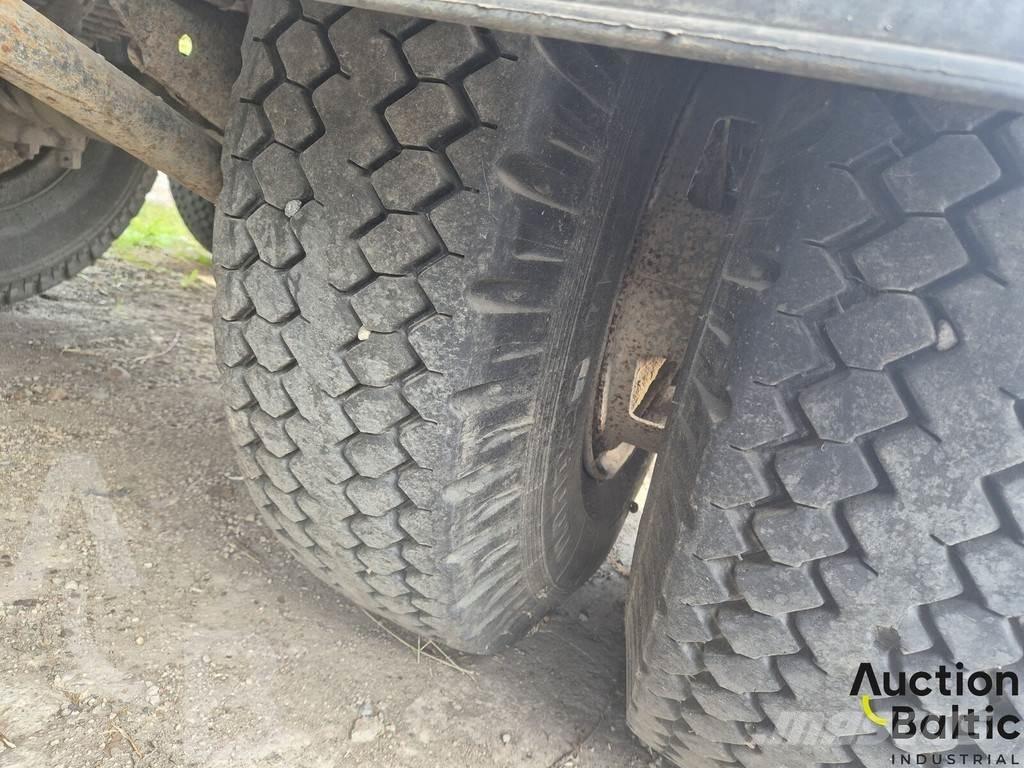 MAZ 9397 Semi-trailer med Gardinsider