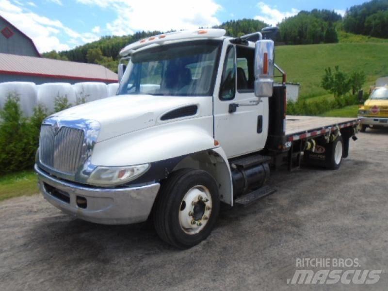 International 4200 Lastbil med lad/Flatbed