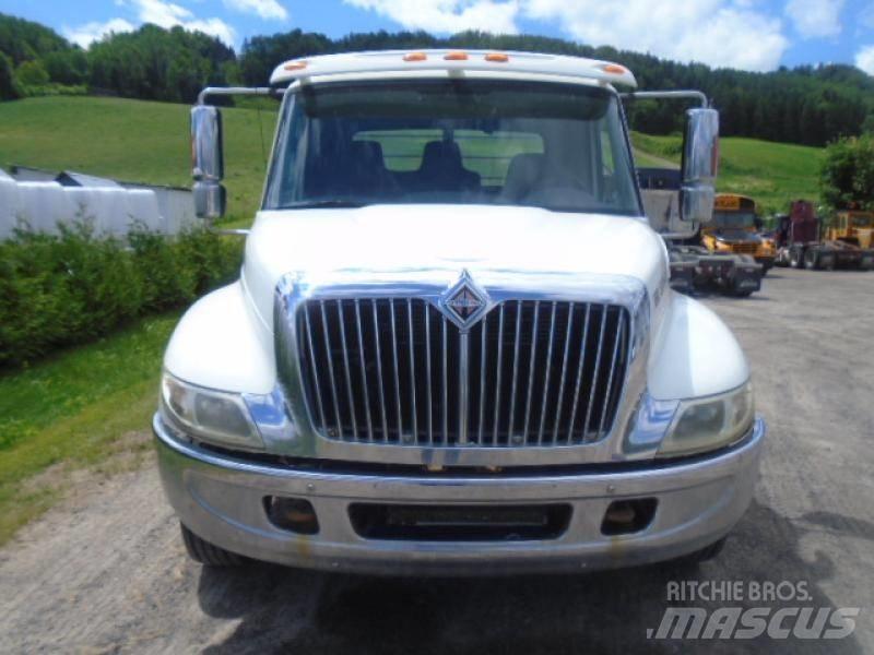 International 4200 Lastbil med lad/Flatbed