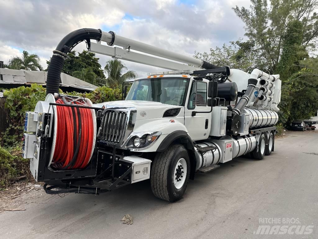 International 7500 Slamsuger