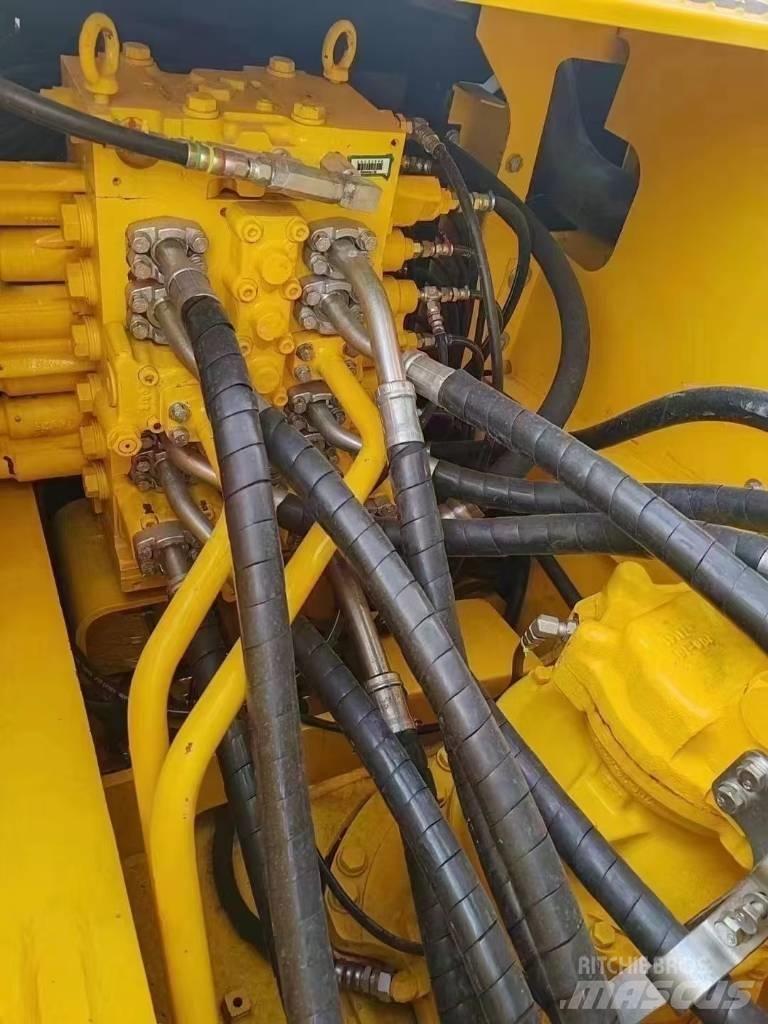 Komatsu 240LC-8 Gravemaskiner på larvebånd