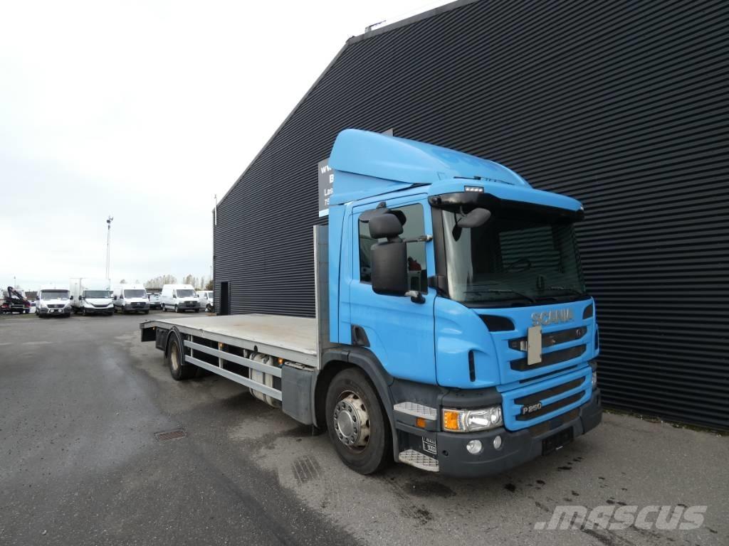 Scania P 250 Lastbil med lad/Flatbed