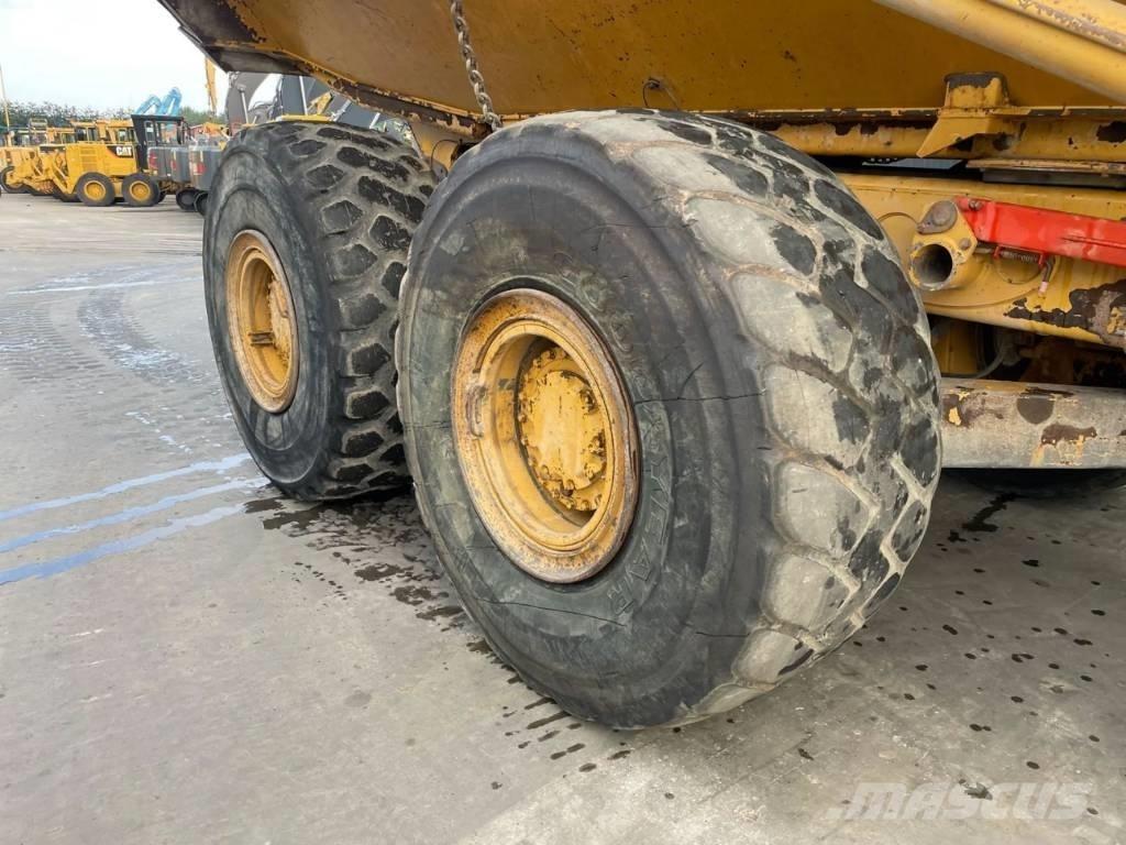 CAT 735 Terrængående lastbiler