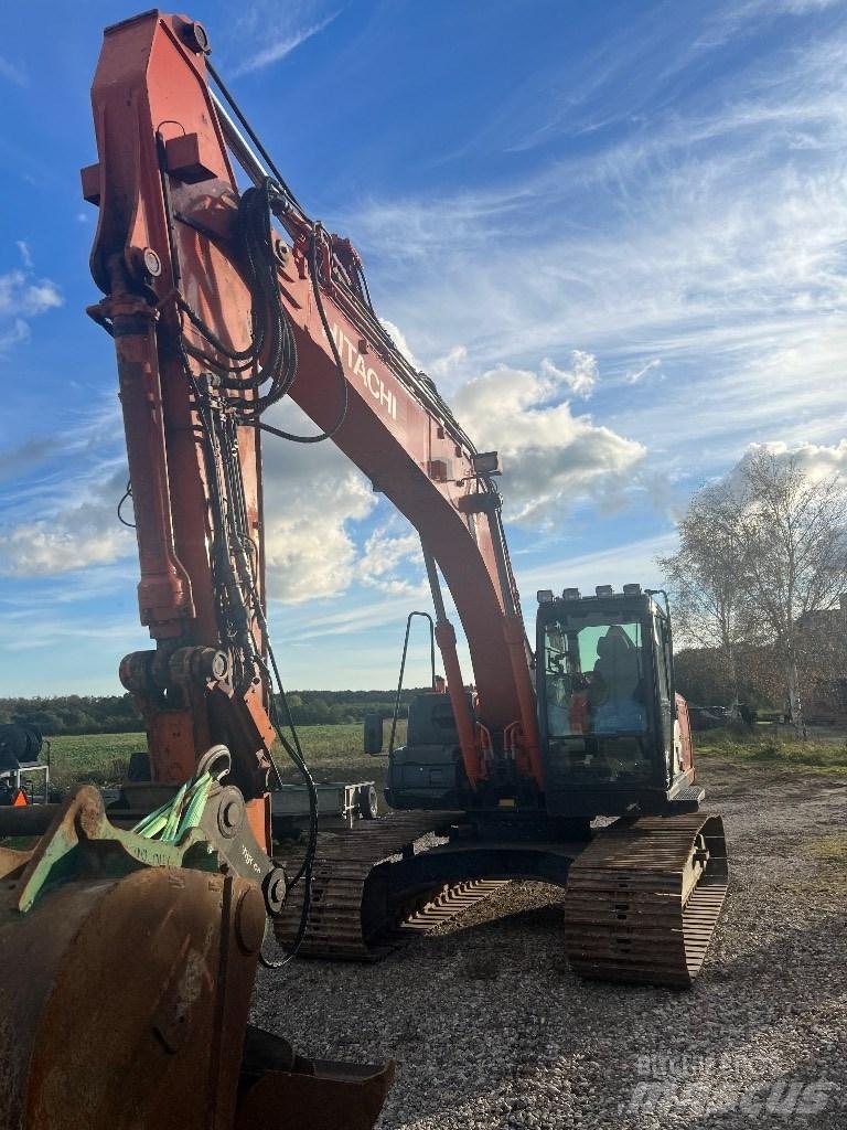 Hitachi ZX 210 Gravemaskiner på larvebånd