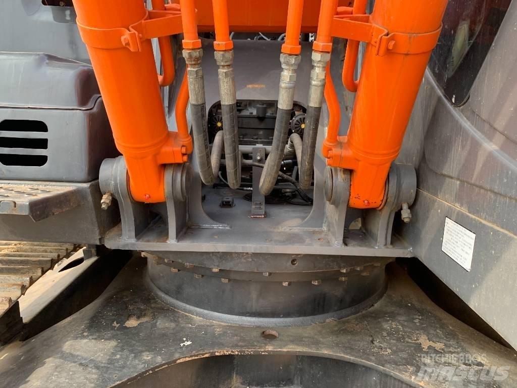 Hitachi ZX210G Gravemaskiner på larvebånd