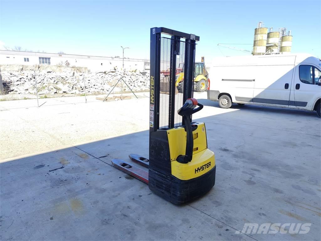 Hyster S1.0E Gaffelstabler med gående fører