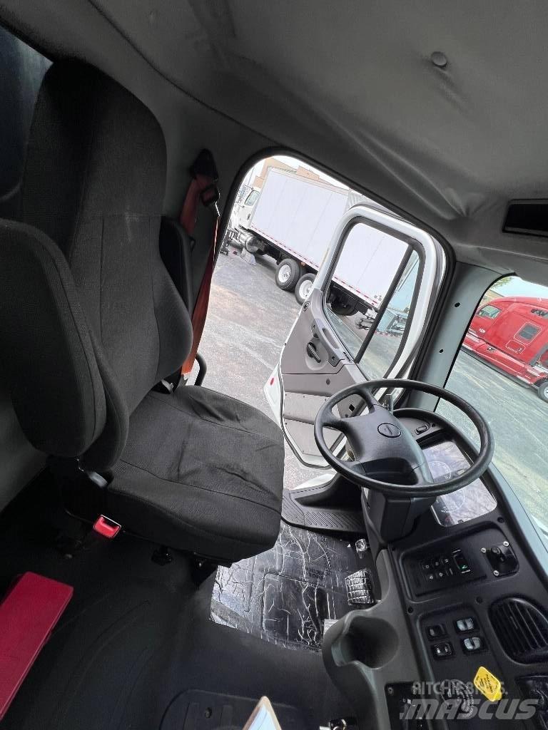 Freightliner M 106 Lastbil med lad/Flatbed