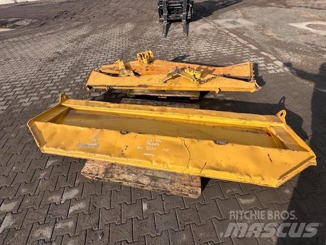 CAT 730 KLAPA Terrængående lastbiler