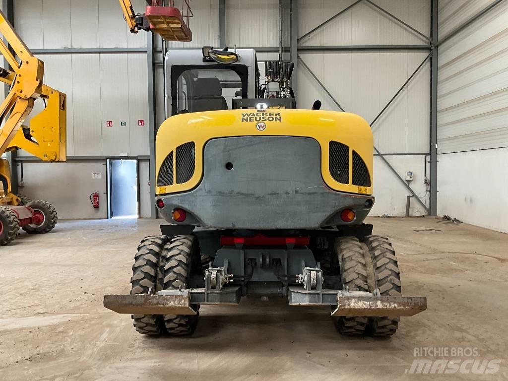 Neuson EW 100 Gravemaskiner på hjul