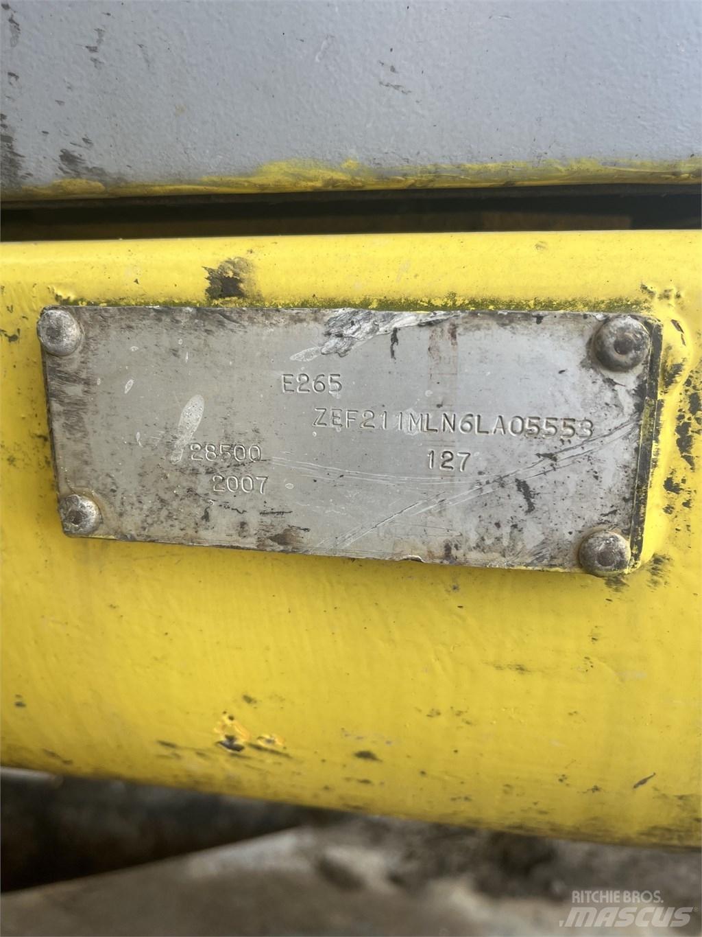 New Holland E 265 B Gravemaskiner på larvebånd