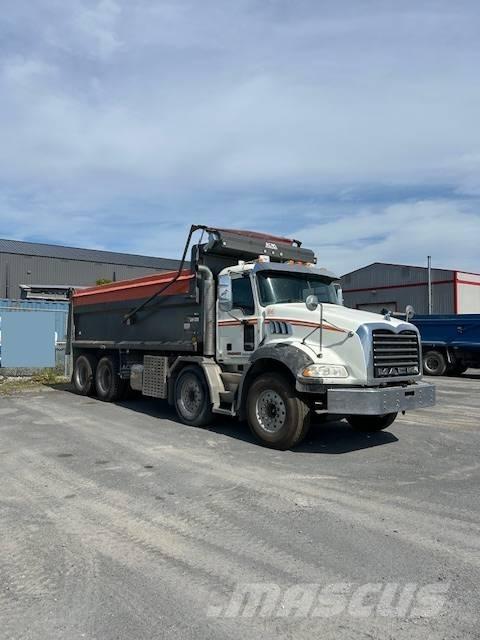 Mack GU813 Lastbiler med tip