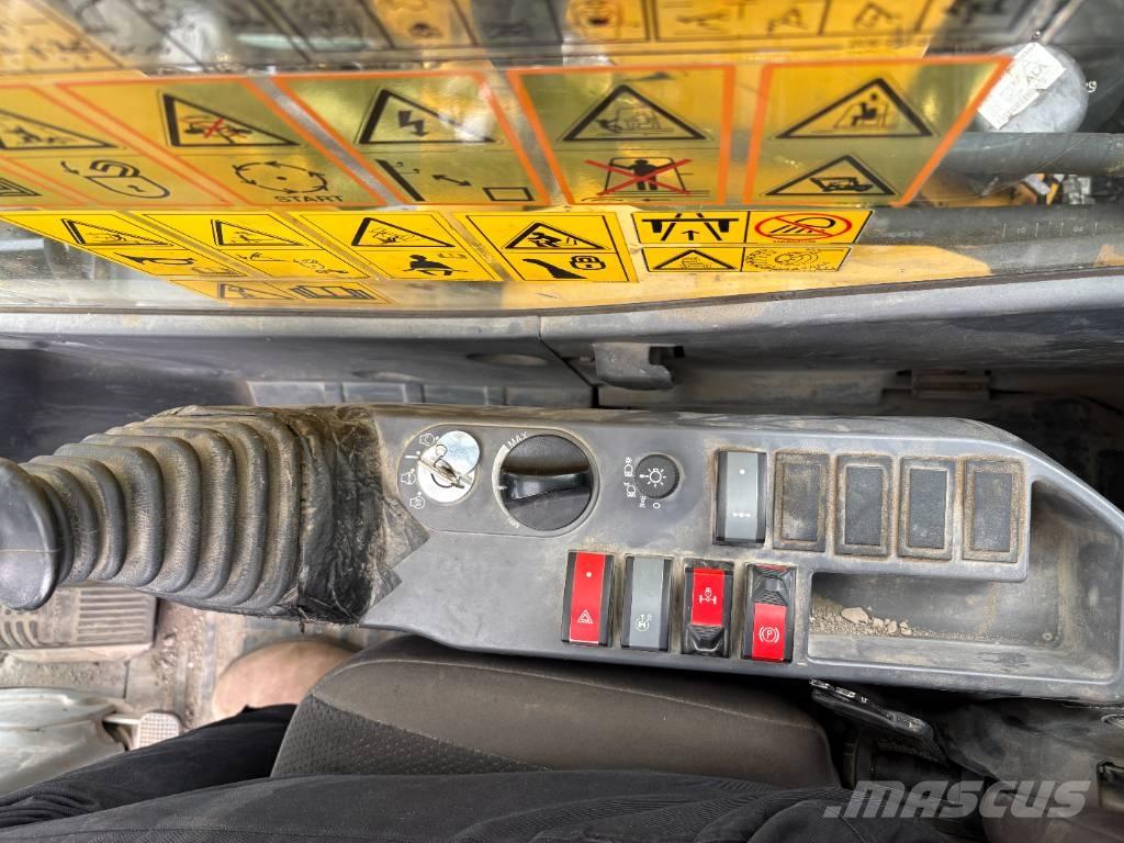 Komatsu PW148-11 Gravemaskiner på hjul