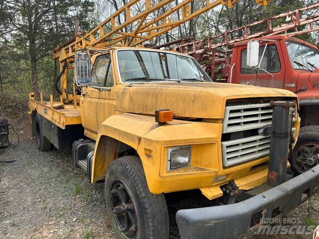 Ford F 700 Lastbil med lad/Flatbed