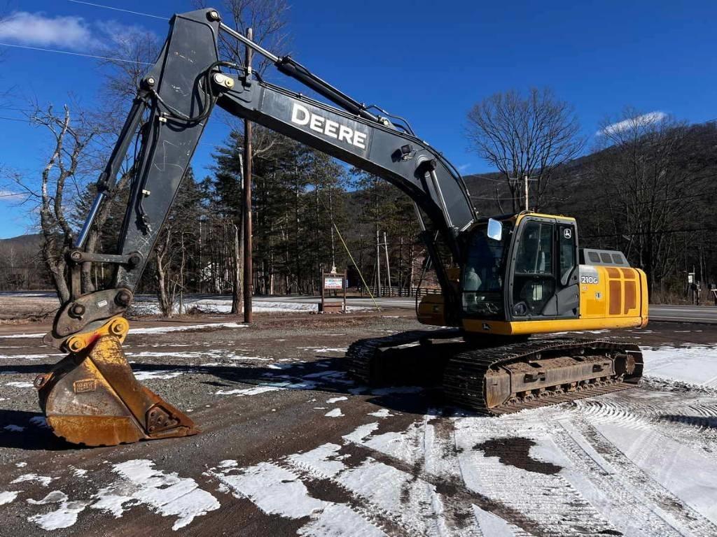 DEERE 210G LC Gravemaskiner på larvebånd
