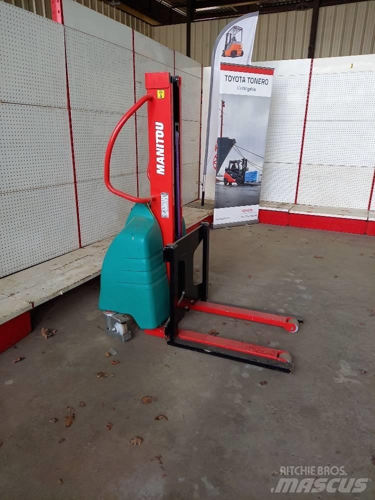 Manitou EB500 Gaffelstabler med gående fører