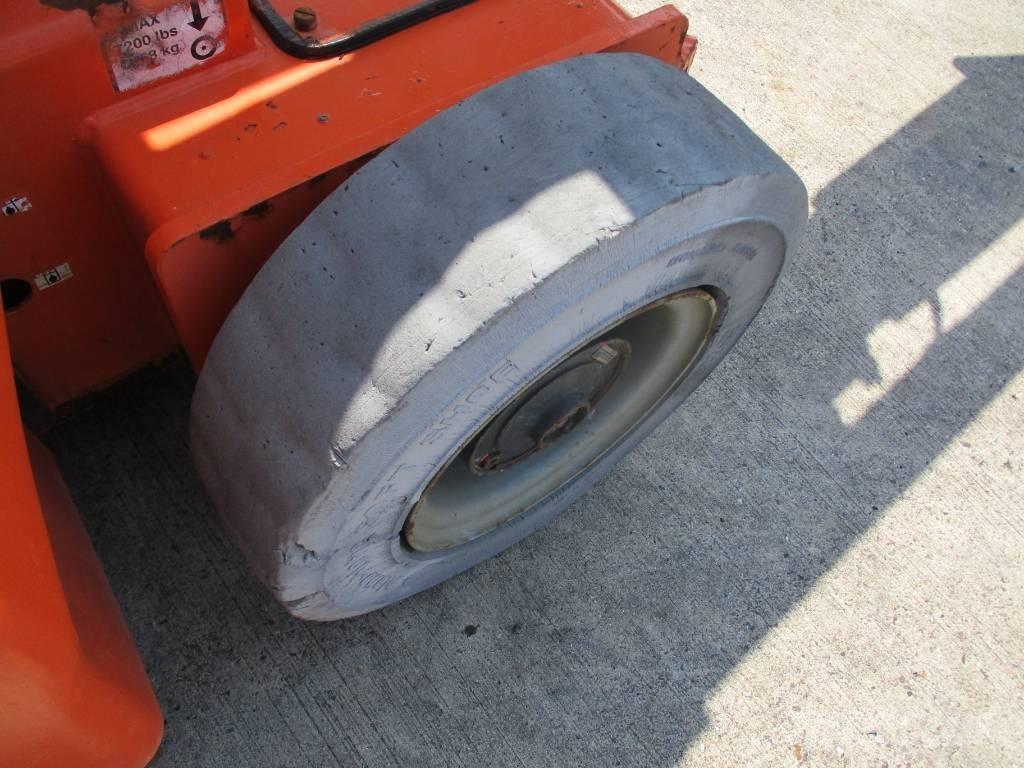 JLG E 400 AJPN (146) Kompakte selvkørende bomlifte