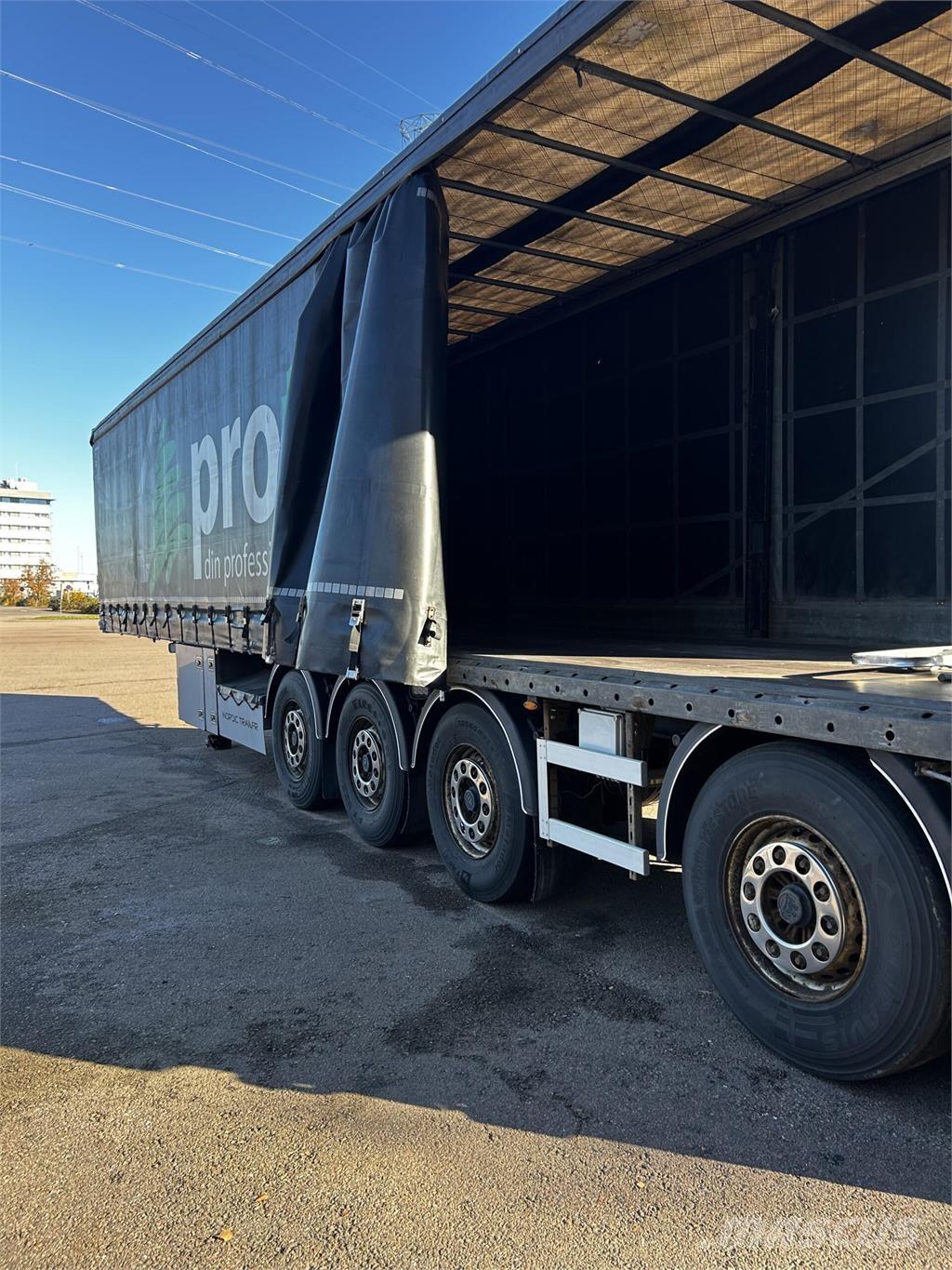 Nordic Trailer  Semi-trailer med Gardinsider