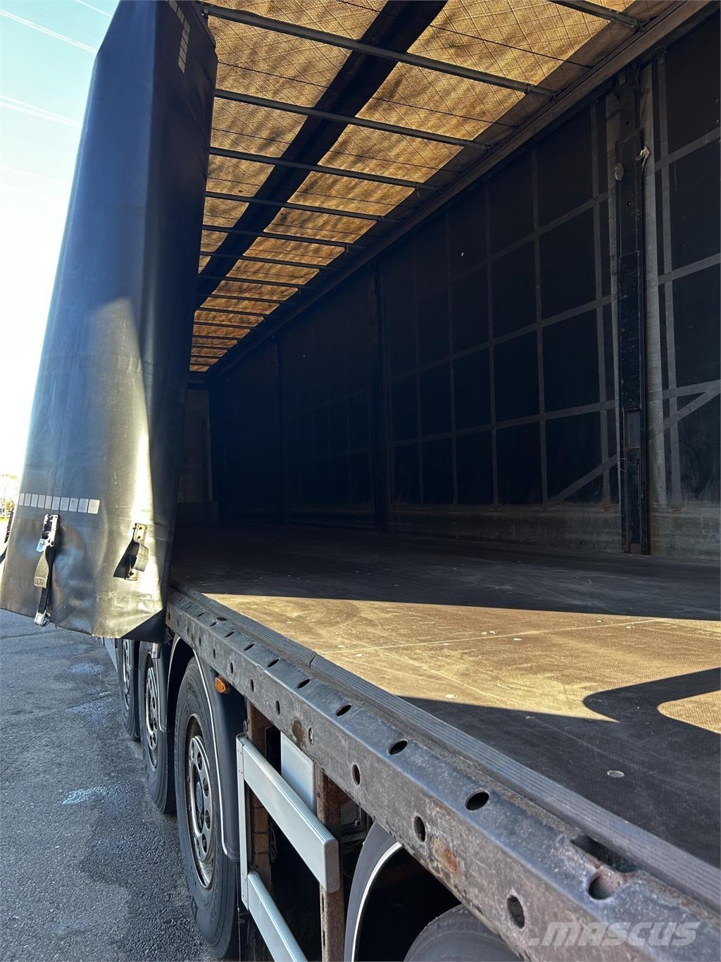 Nordic Trailer  Semi-trailer med Gardinsider