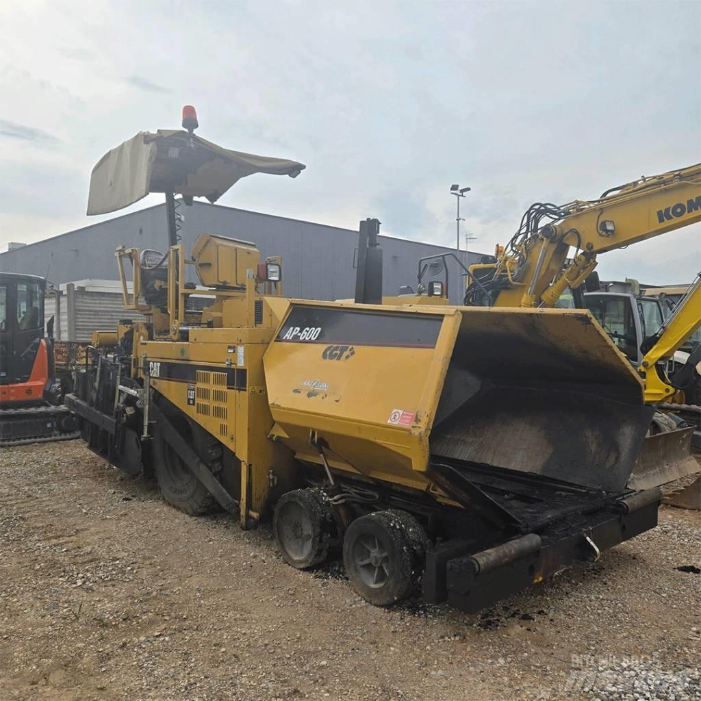 CAT AP600 Asfaltudlæggere