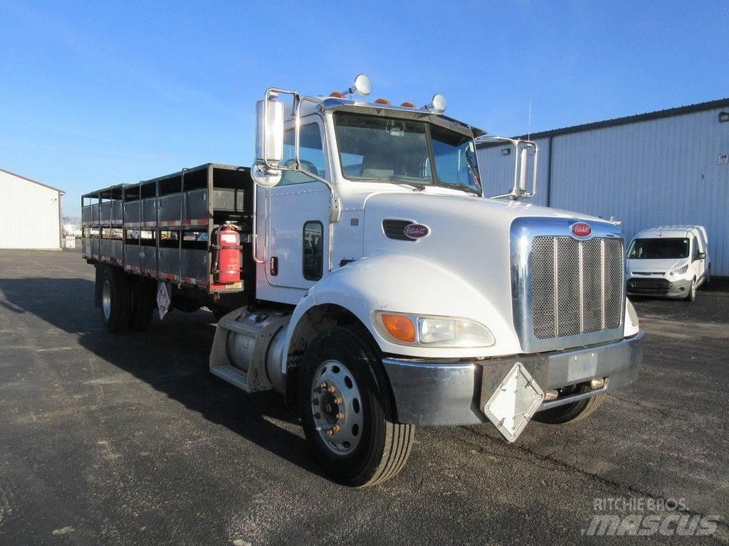 Peterbilt 335 Lastbil med lad/Flatbed
