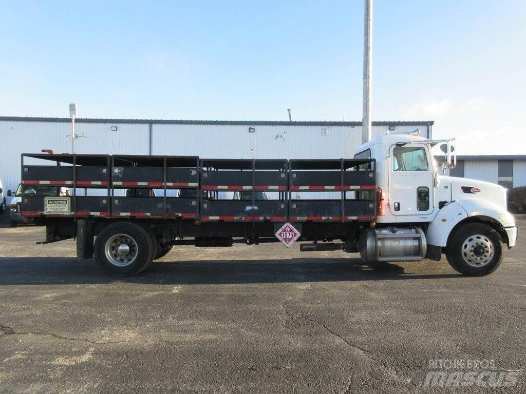 Peterbilt 335 Lastbil med lad/Flatbed