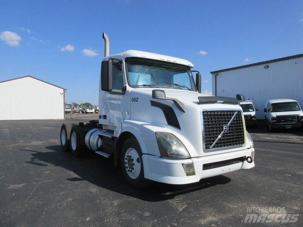 Volvo VNL64 Lastbil med lad/Flatbed