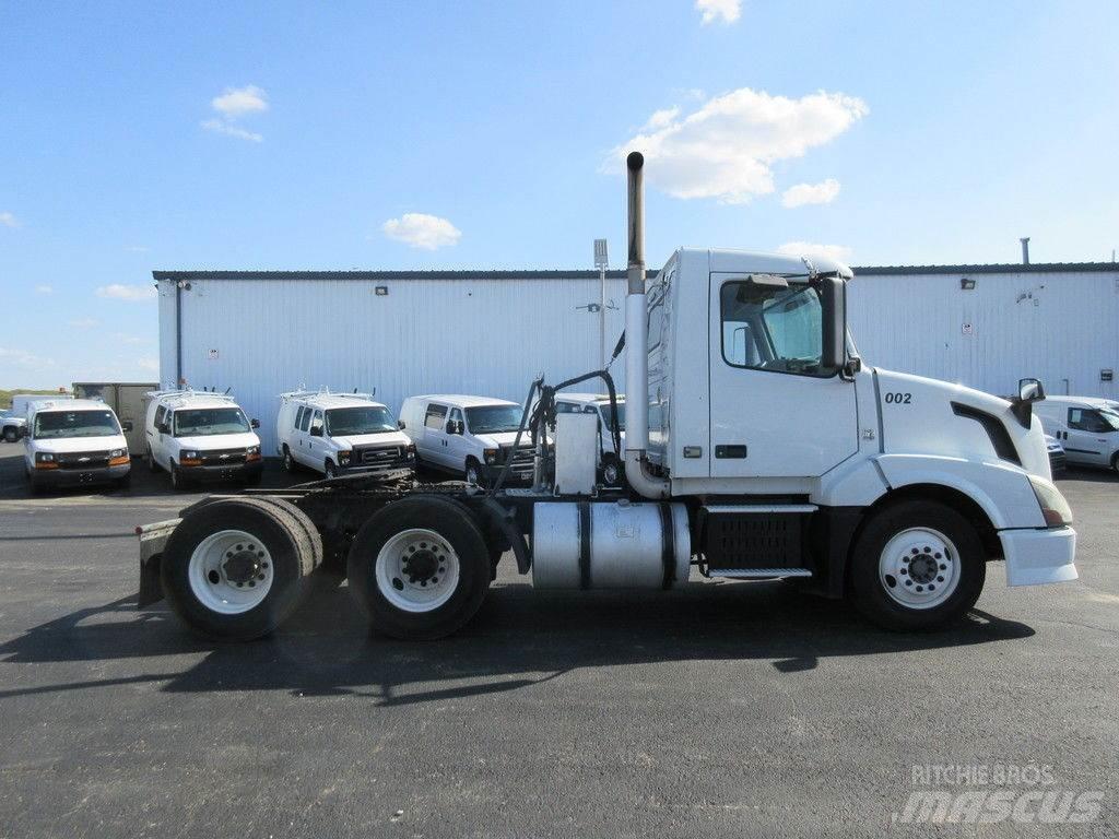 Volvo VNL64 Lastbil med lad/Flatbed