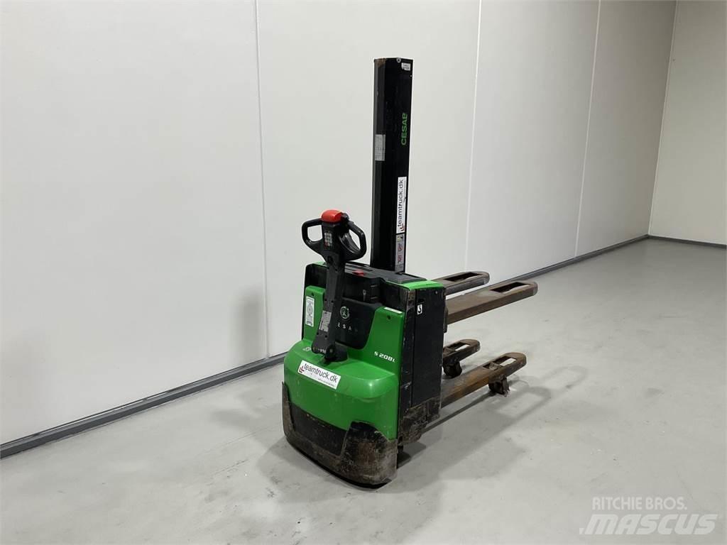 Cesab S208L Selvkørende stablere