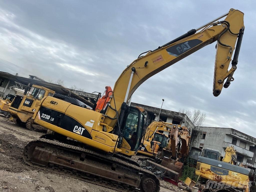 CAT 323 D Gravemaskiner på larvebånd