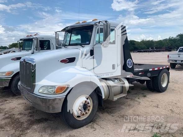 Peterbilt 335 Lastbil med lad/Flatbed