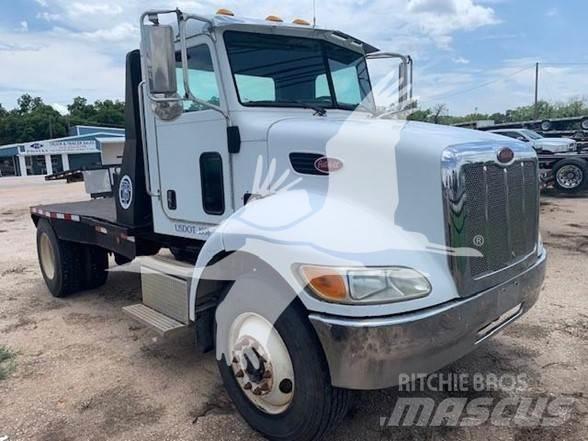 Peterbilt 335 Lastbil med lad/Flatbed