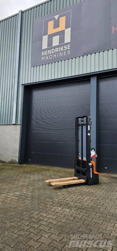 Doosan LSM 12 N Gaffelstabler med gående fører