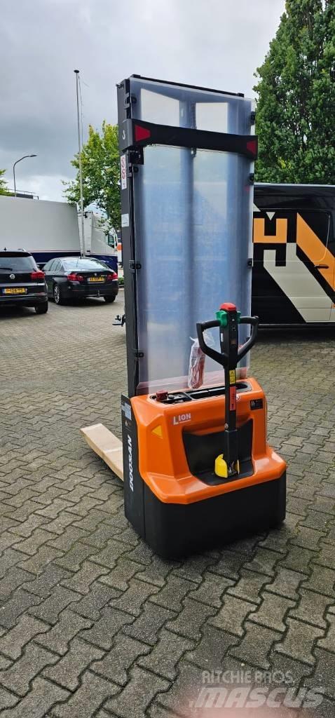 Doosan LSM 12 N Gaffelstabler med gående fører