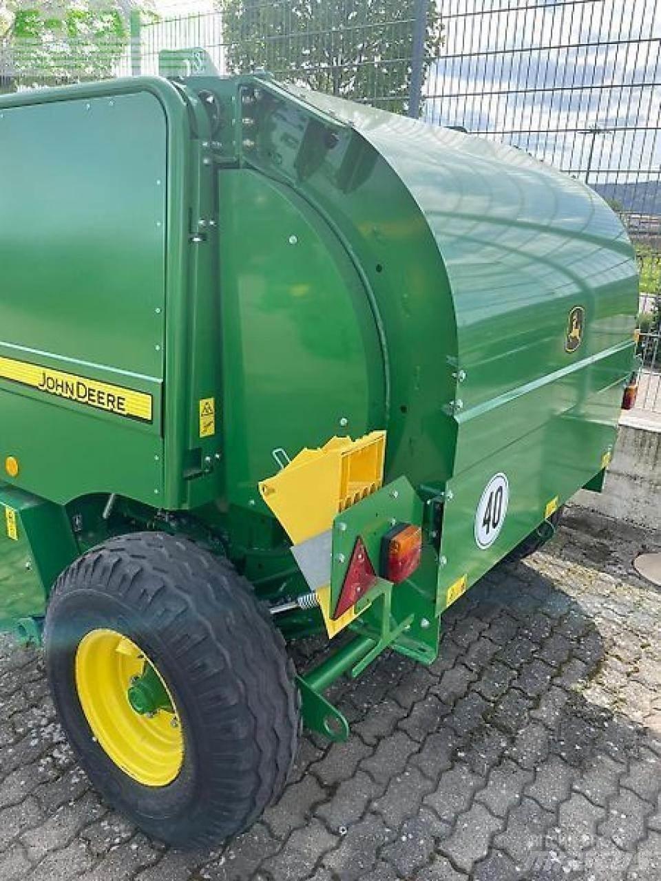 John Deere f440e Pressere til firkantede baller