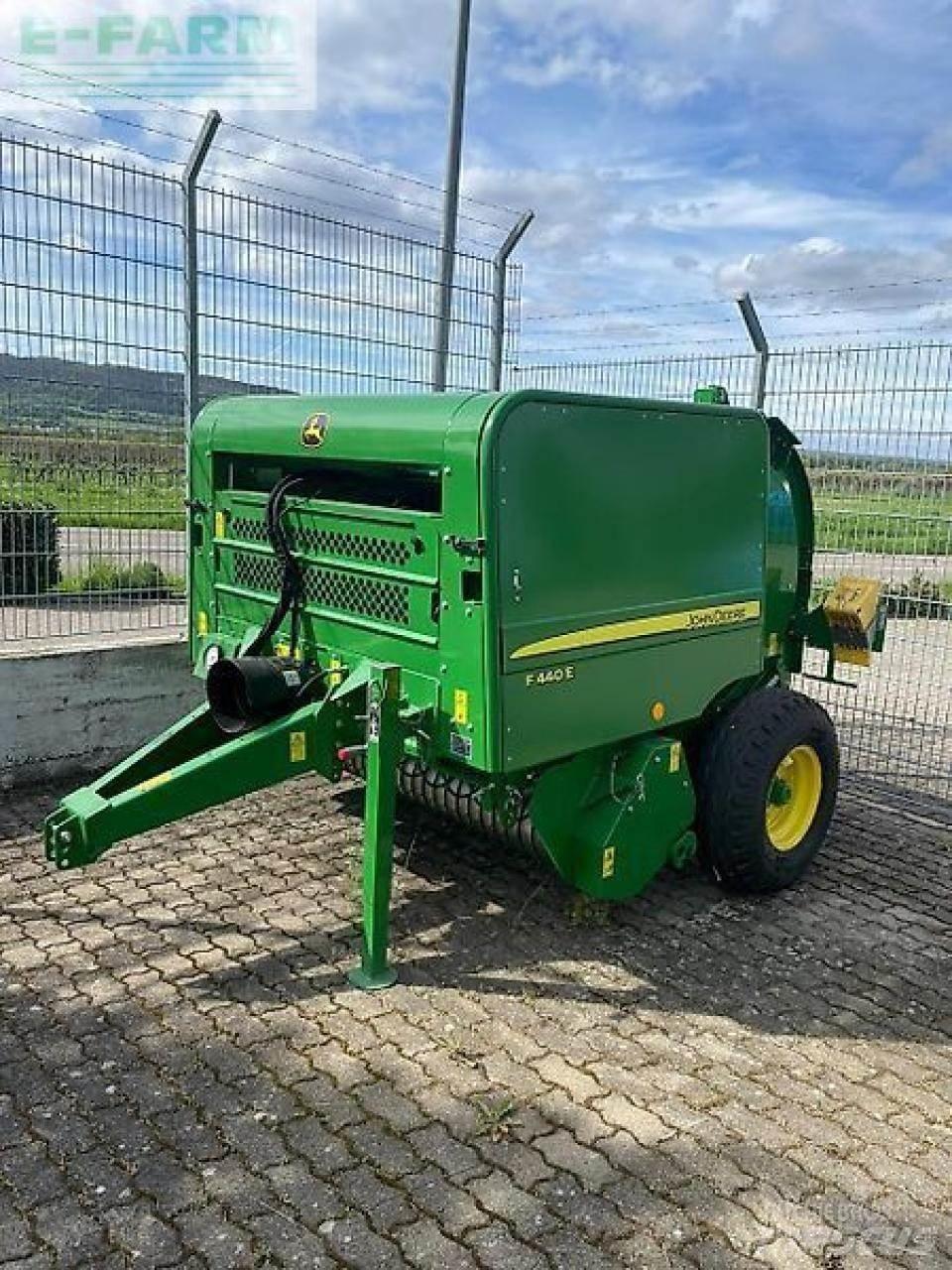 John Deere f440e Pressere til firkantede baller