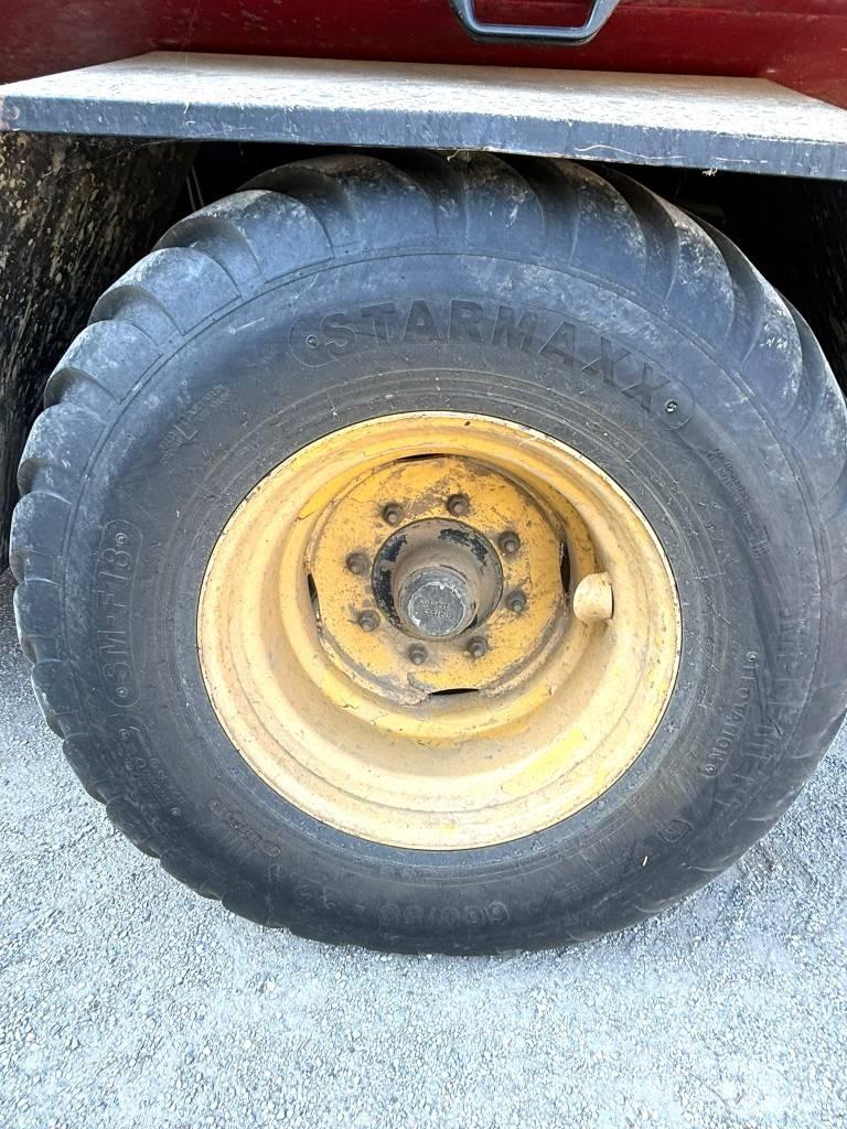 New Holland D 1210 Pressere til firkantede baller