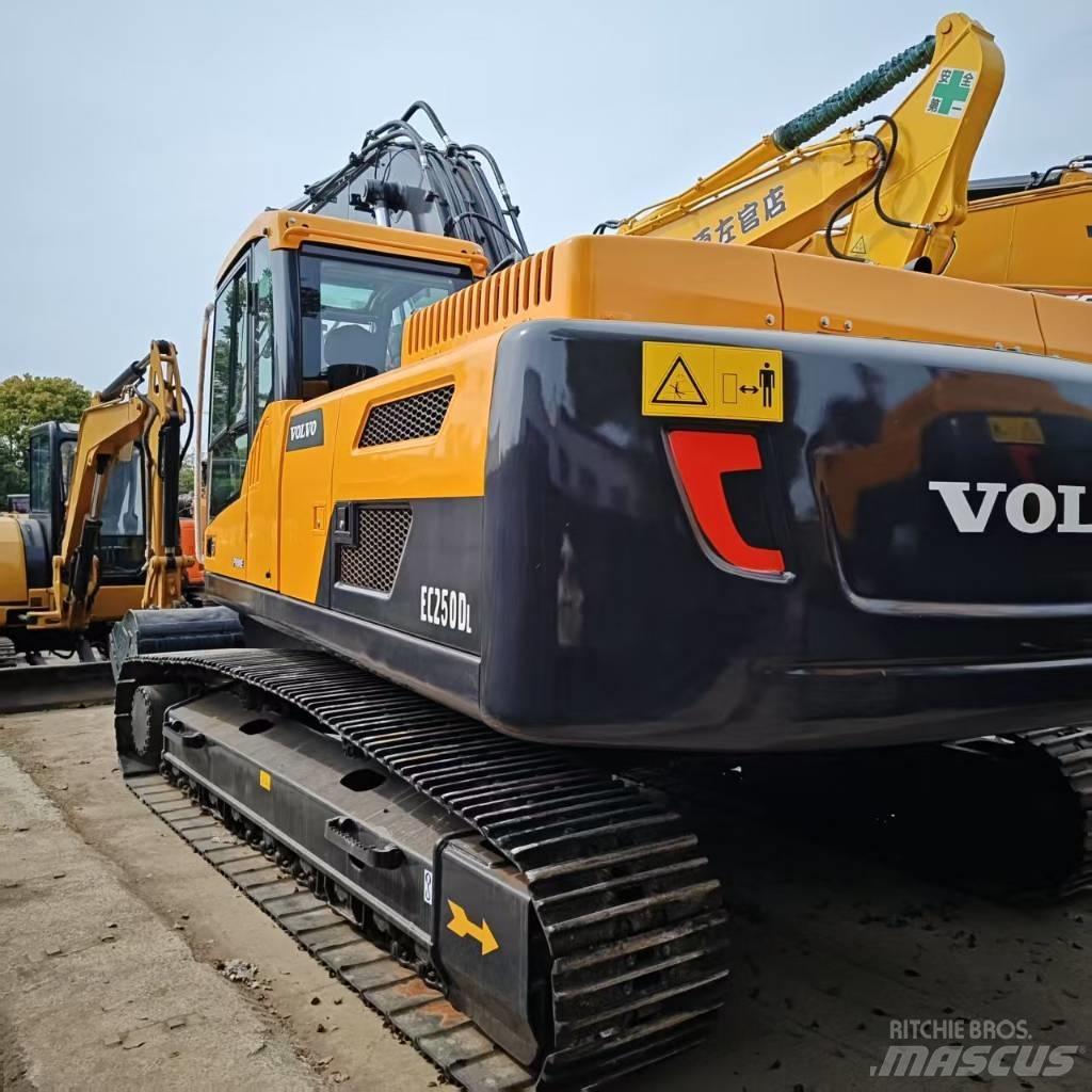 Volvo 250DL Gravemaskiner på larvebånd