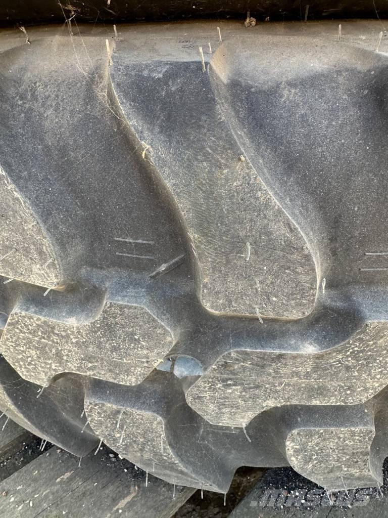 Dunlop 405/70R20 Dæk, hjul og fælge