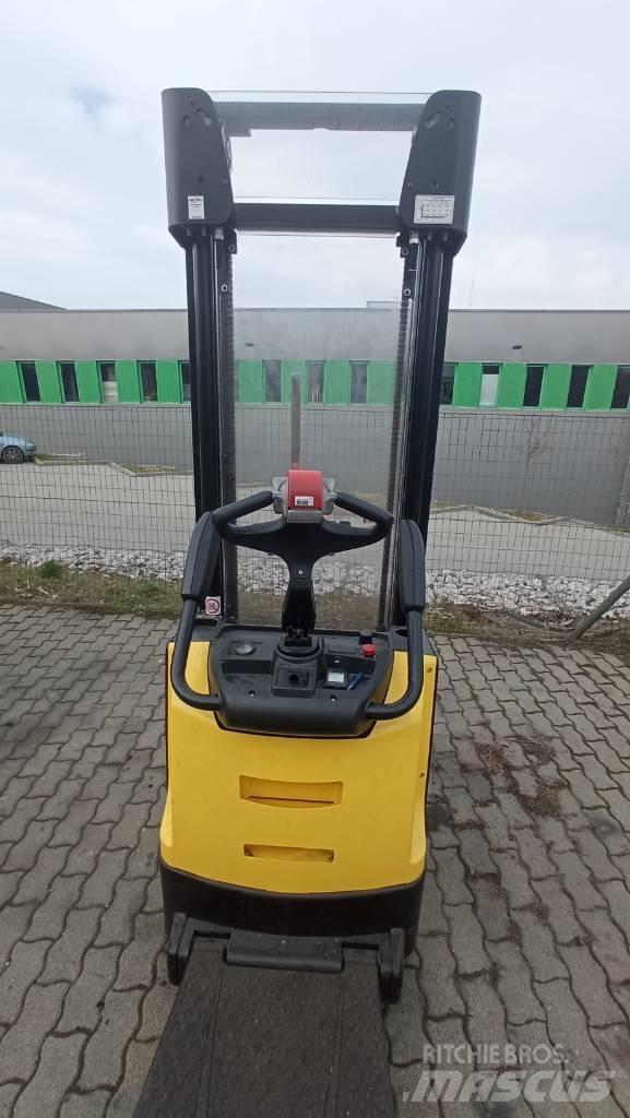 Hyster S1.4S Gaffelstabler med gående fører