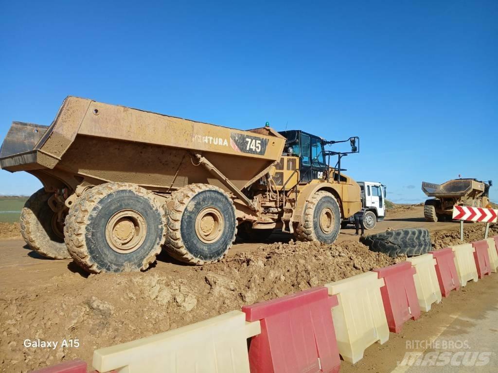 CAT 745 Terrængående lastbiler