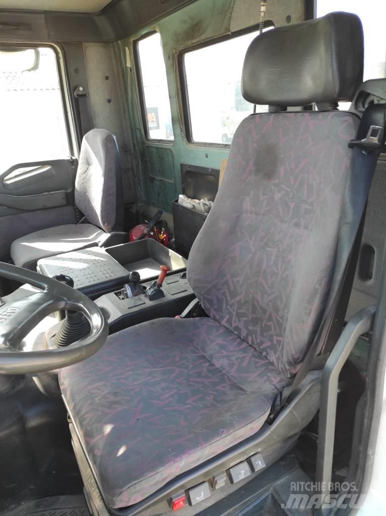 Iveco MP260 E35H Lastbiler med tip