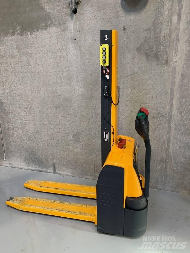 Jungheinrich EMC 110 Gaffelstabler med gående fører