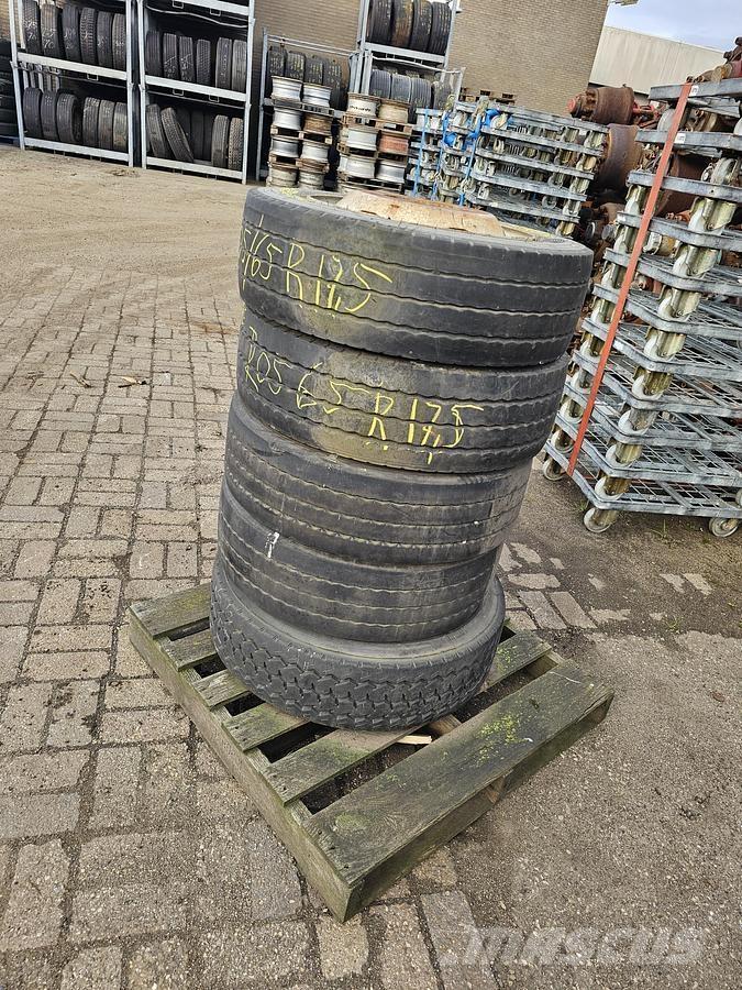 Bridgestone R 168 Lastbil med lad/Flatbed