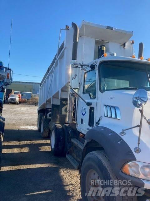 Mack GU813 Lastbiler med tip