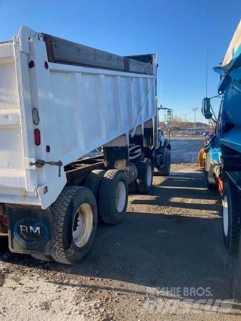 Mack GU813 Lastbiler med tip