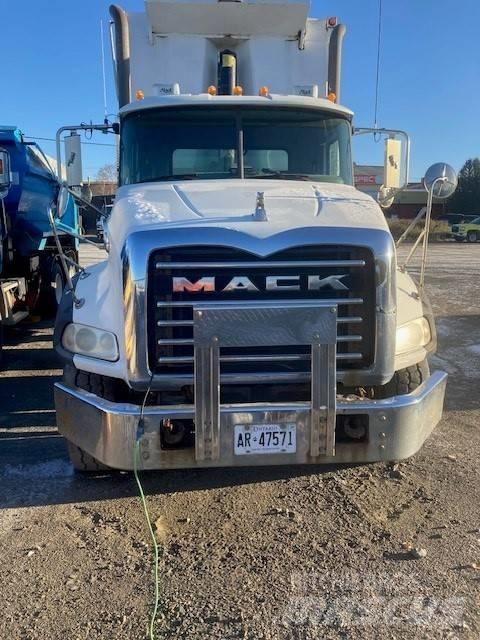 Mack GU813 Lastbiler med tip