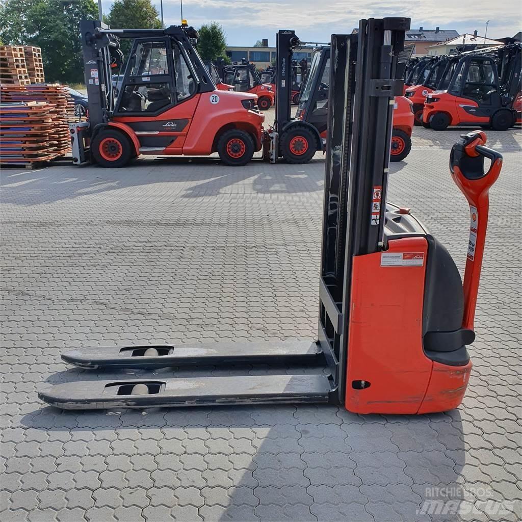 Linde L12 Gaffelstabler med gående fører