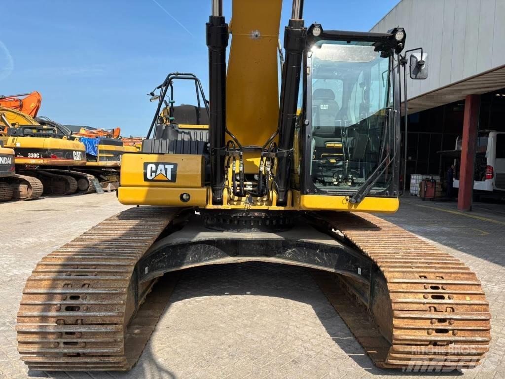 CAT 330 Gravemaskiner på larvebånd
