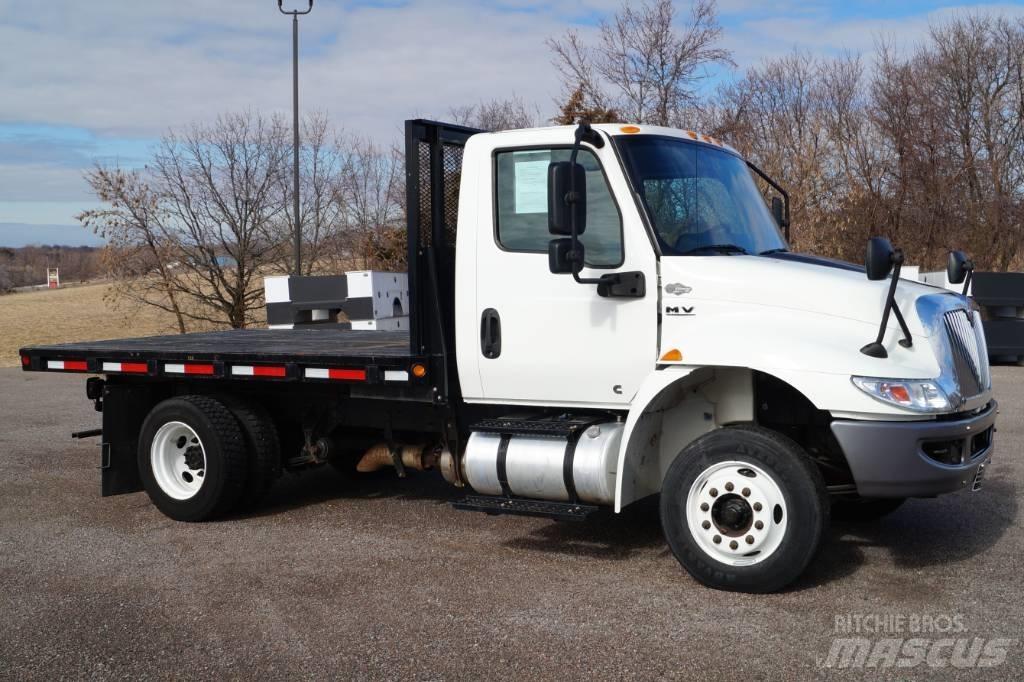 International MV 607 Lastbil med lad/Flatbed